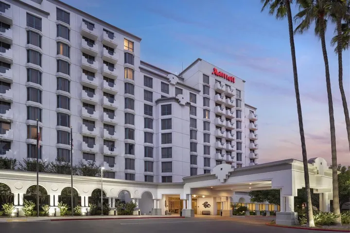 Hotel para 4 personas, con jacuzzi además de terraza y piscina - 1