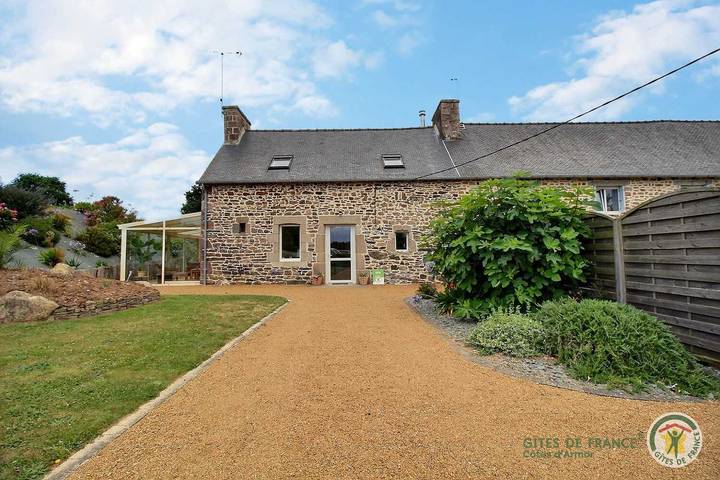 Gîte pour 5 personnes, avec Terrasse et Jardin à Yvias