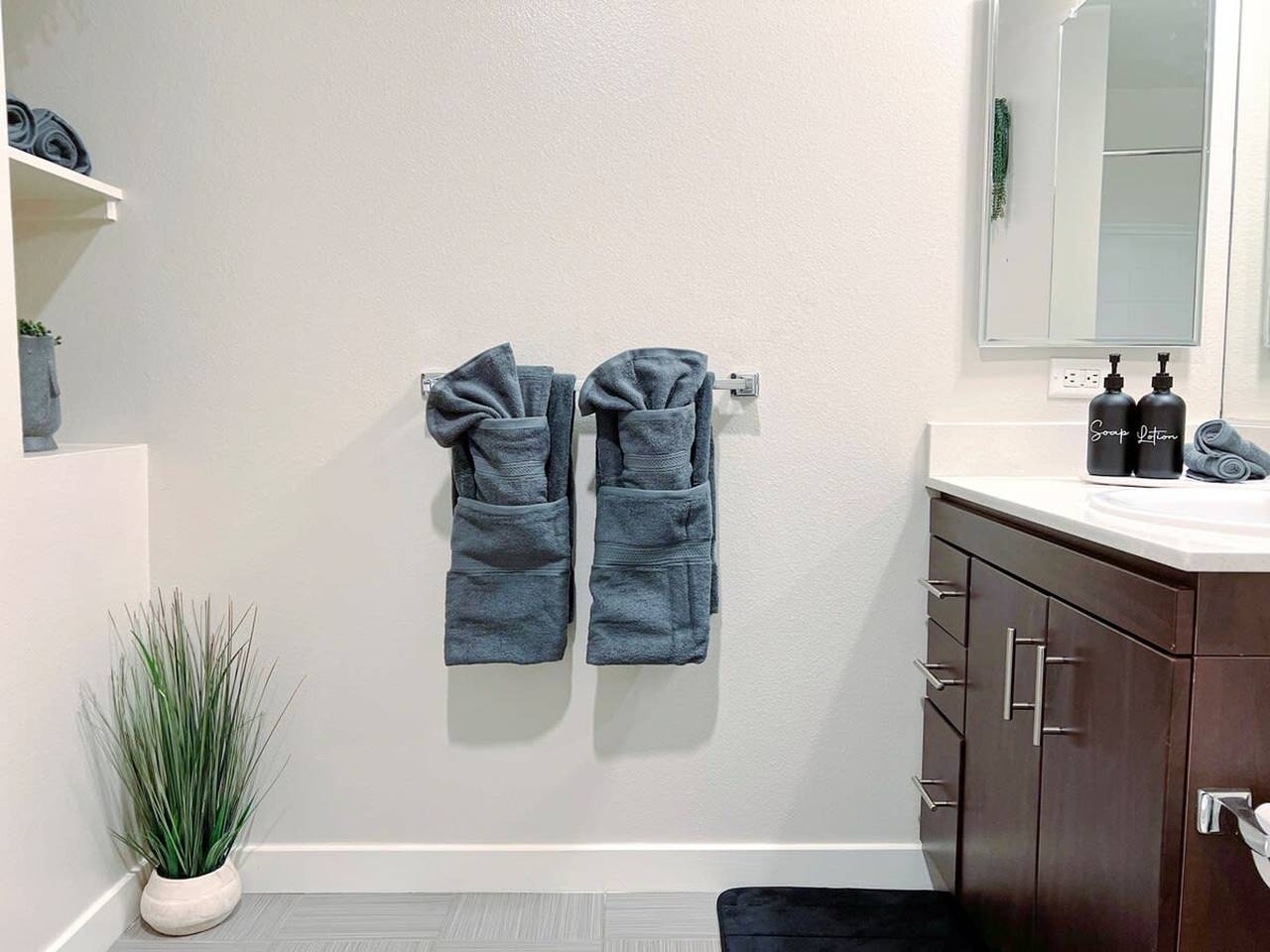 Entire studio, Cozy Home W Pool   Gym   Parking 10 Min to Cedars in Hancock Park, Los Angeles
