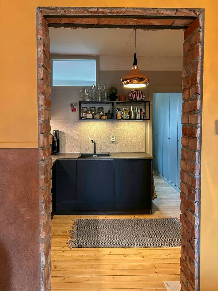 Appartamento intero, Appartamento dai colori vivaci con mattoni a vista e pavimenti in legno in Grünerløkka, Oslo