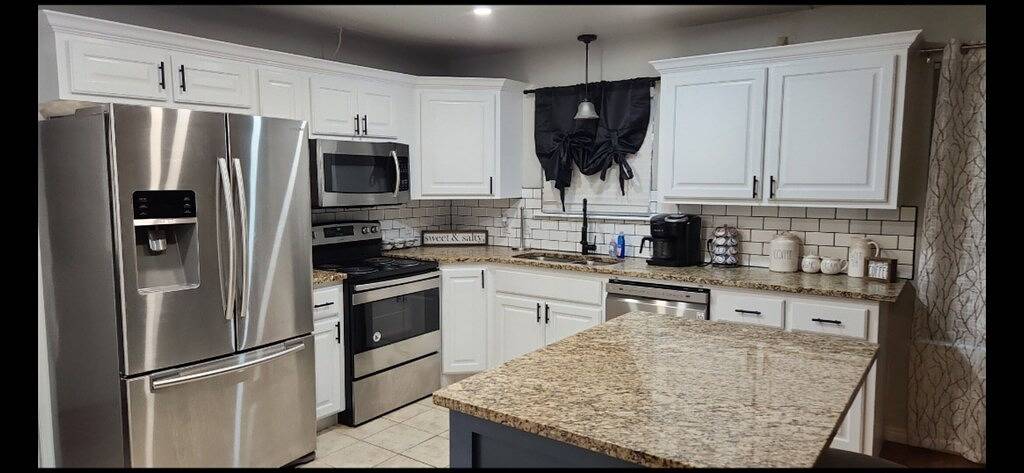 Beautiful Lake Front home w/ sunroom and outdoor patio, in Longtown, Eufaula Lake