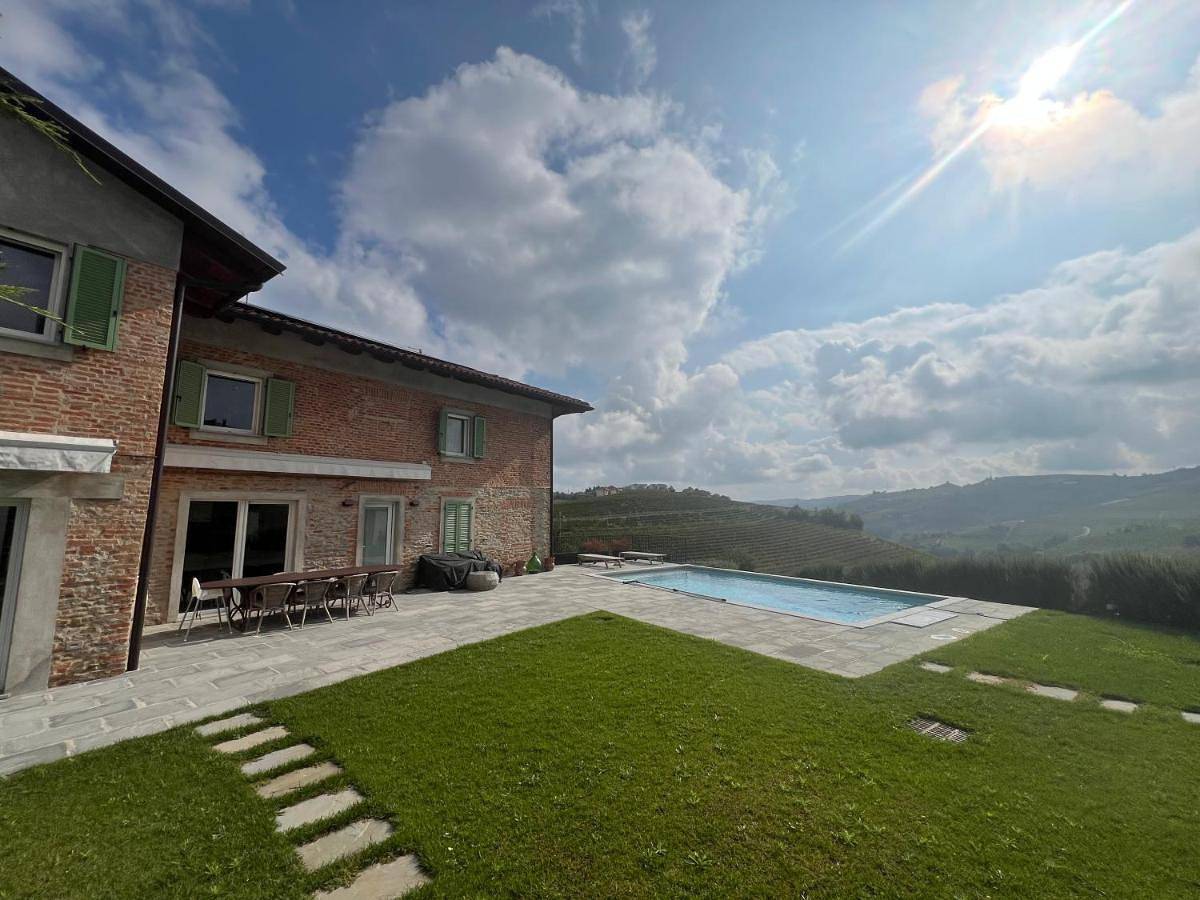 Casale Ohana in Mango , Langhe