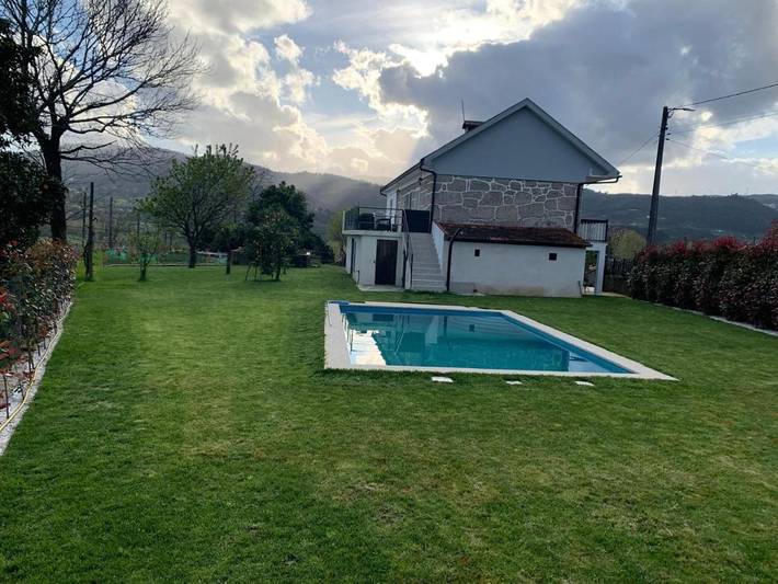 Casa de férias para 8 pessoas, com piscina e varanda e ainda jardim and vista em Celorico de Basto
