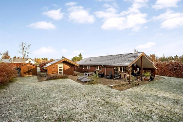 Ferienhaus für 6 Personen, mit Terrasse und Whirlpool sowie Garten in Råbylille Strand