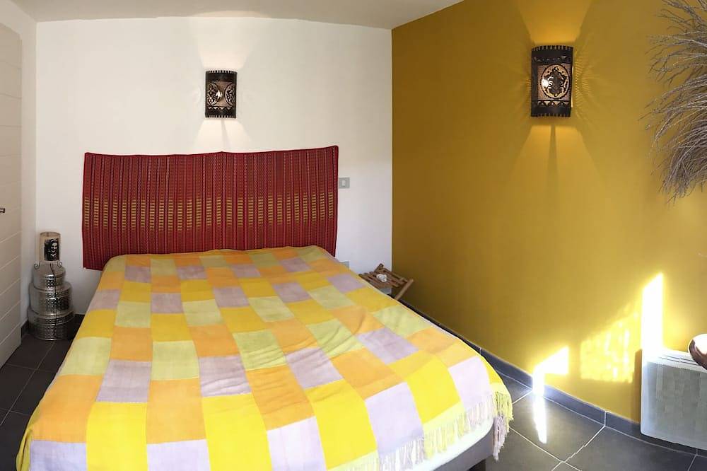 Entire apartment, 40m2 duplex, sleeps 4 in the heart of the village on the island of Porquerolles in Hyeres, Porquerolles