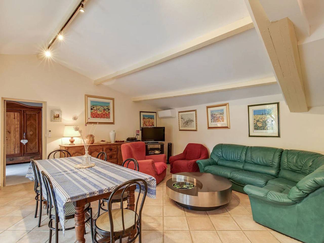 Large holiday home in Vaison-La-Romaine with garden in Vaison-la-Romaine, Parc naturel régional du Mont-Ventoux
