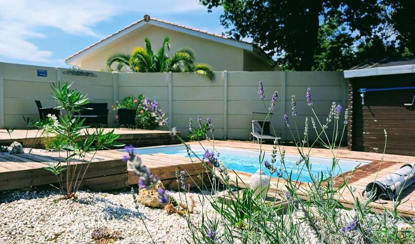 Location de vacances pour 4 personnes, avec Jacuzzi et Terrasse ainsi que Jardin et Piscine à Cussac-Fort-Médoc
