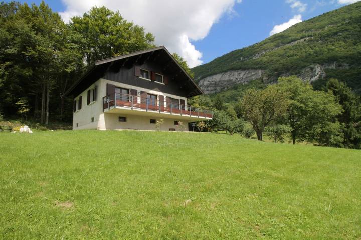 Gîte pour 10 personnes, avec jardin ainsi que vue sur le lac et balcon, adapté aux familles dans Lac d'Aiguebelette - 2