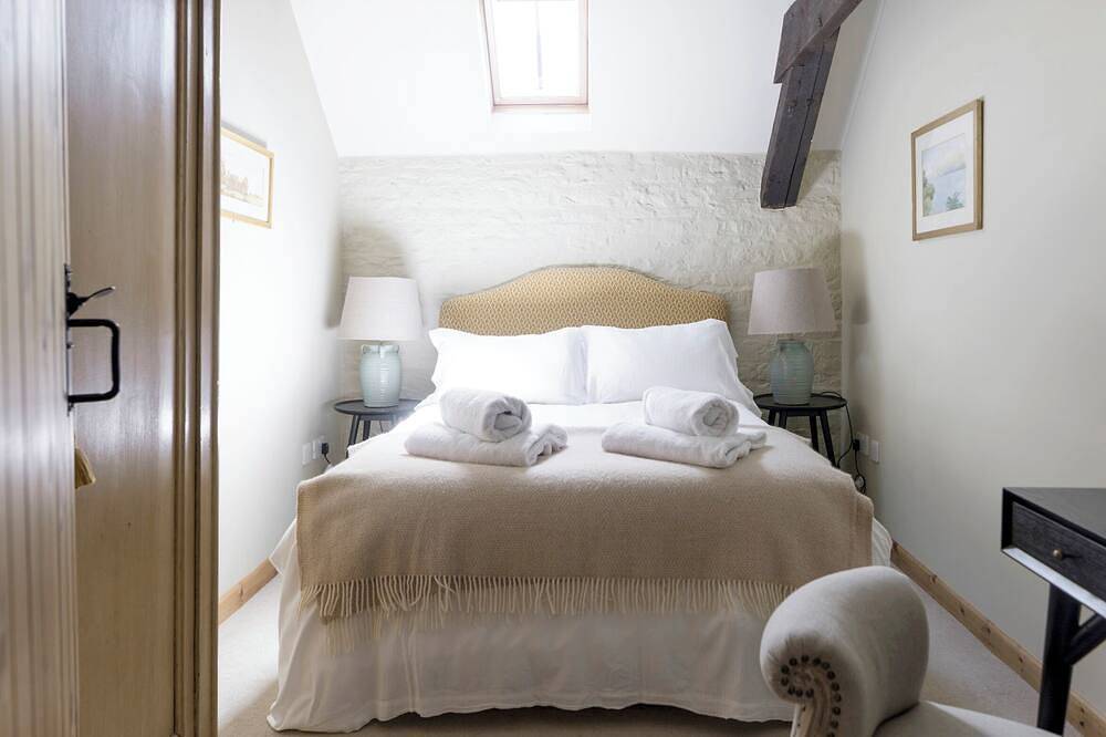 4 bedroom accommodation in Ampney Crucis, near Cirencester in Cirencester, Gloucestershire
