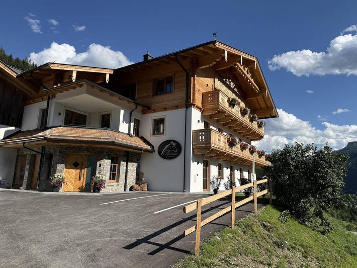 Ferienwohnung für 2 Personen, mit Balkon und Terrasse sowie Garten und Pool in Wagrain