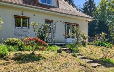 Location de vacances pour 8 personnes, avec terrasse, animaux acceptés à Saint-Saud-Lacoussière