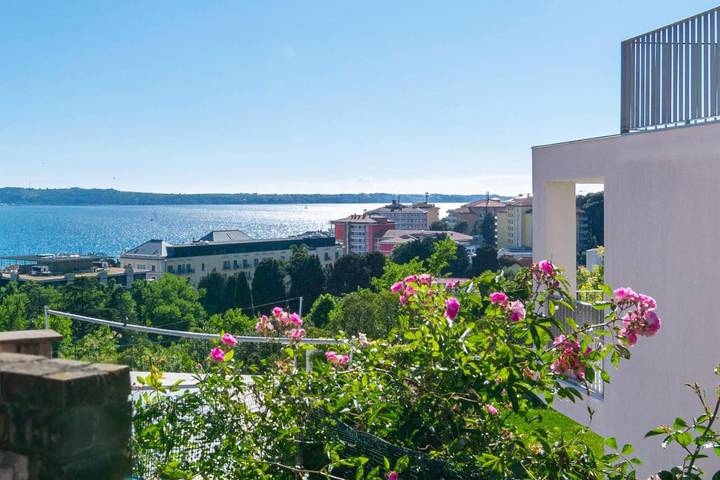 Ferienwohnung für 6 Personen, mit Ausblick und Garten in Portoroz