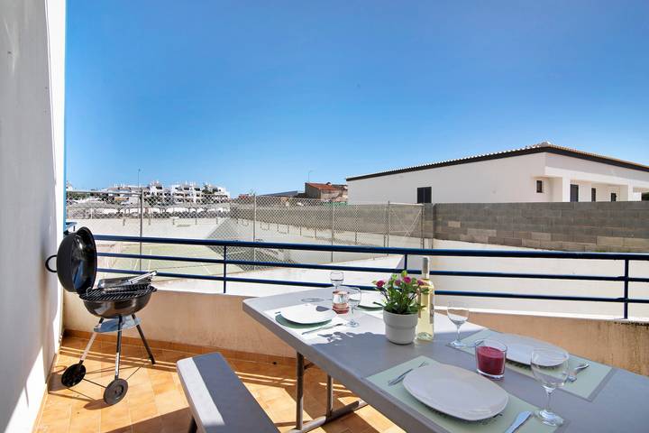Appartement entier, Apartamento Solário près de la plage, avec piscine et Wifi in Armação de Pera, District de Faro