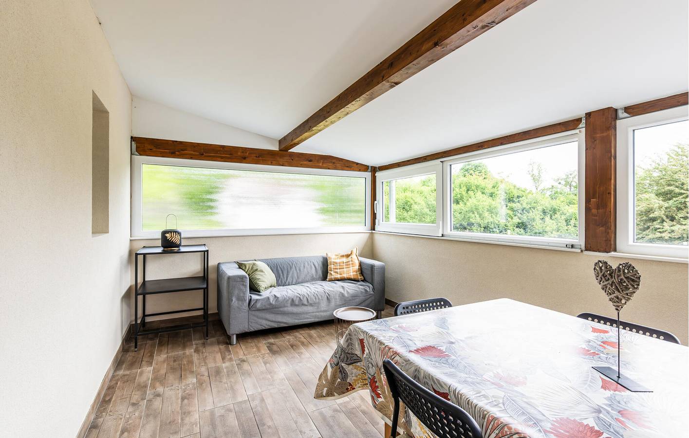 Charmant appartement de deux chambres avec jardin, Wi-Fi et parking près de la rivière. in Bouzonville, Boulay-Moselle