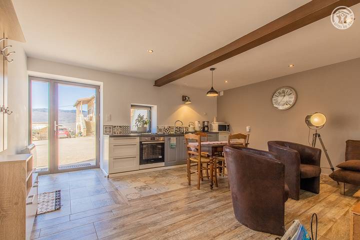 Gîte pour 4 personnes, avec jardin à Leynes - 3