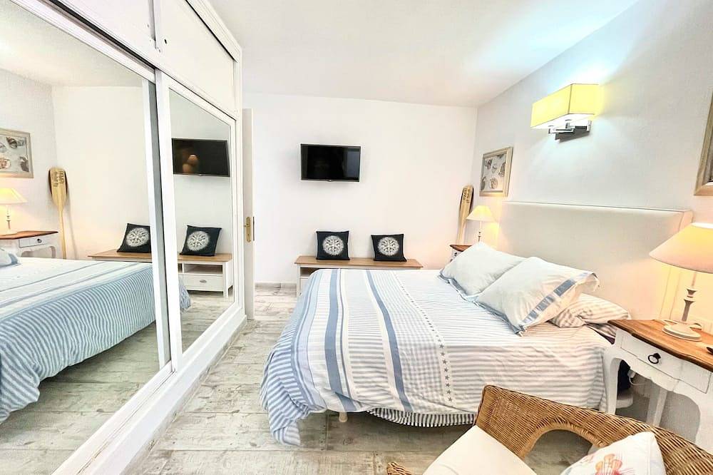 Entire apartment, Seashell Beach House on the frontline of the ocean in Punta de las Mujeres, Haría