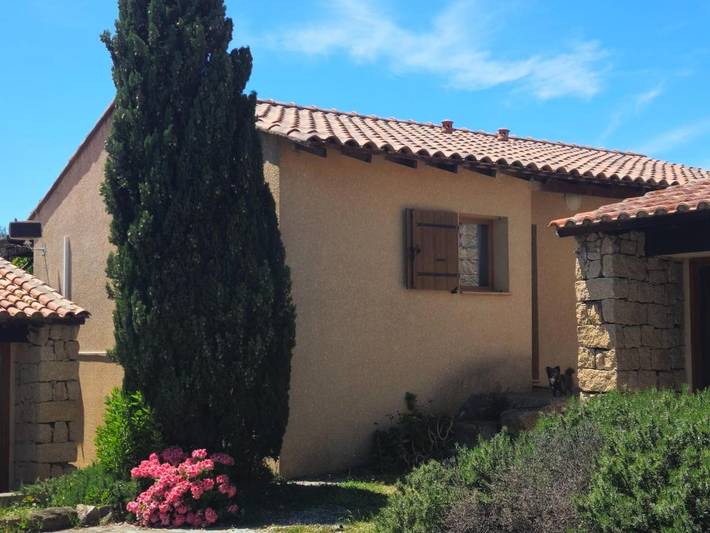 Location de vacances pour 4 personnes, avec bassin pour enfant et vue ainsi que jardin et piscine à Serra-di-Ferro - 2