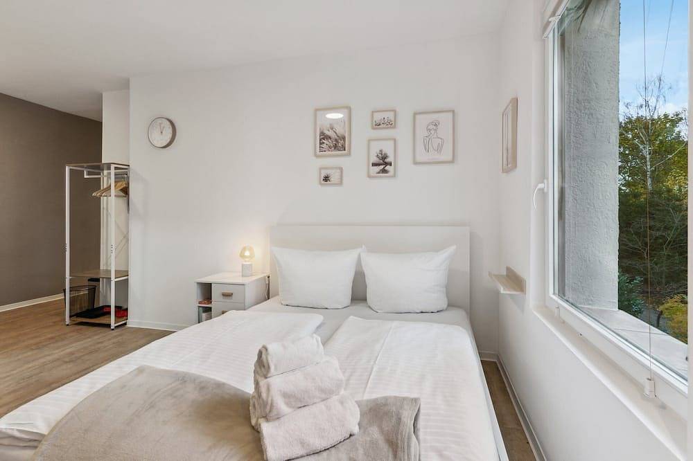 Ganze Wohnung, Vorstadtoase für 2 - Queensize-Bett, Netflix, Parken, Nähe Ber in Eichwalde, Dahme-Seengebiet