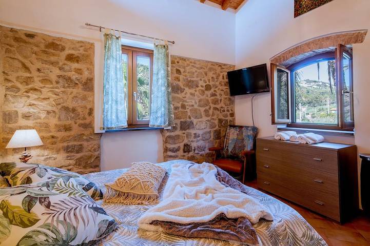 Ganze Wohnung, \"Casa Monet\" mit Garten, Pool, Wifi, Klimaanlage in Bordighera, Riviera di Ponente