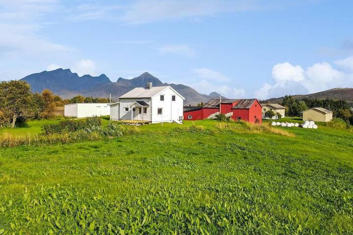 Location de vacances pour 6 personnes, avec vue ainsi que jardin et terrasse à Leknes