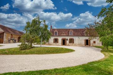Villa pour 30 Personnes dans Charny-Orée-de-Puisaye, Région d'Auxerre, Photo 1
