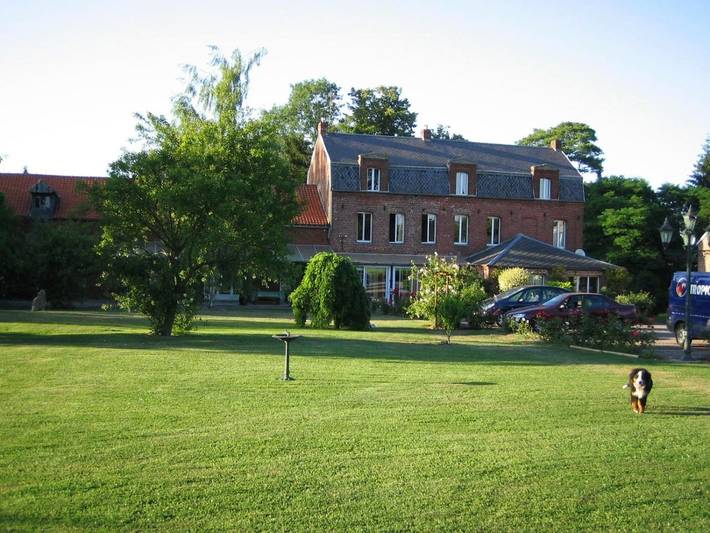 Location de vacances pour 2 personnes, avec vue ainsi que jardin et piscine, adapté aux familles à Romeries - 2