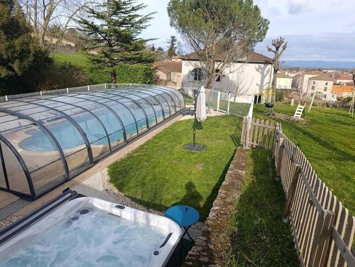 Maison de vacances pour 2 personnes, avec Jacuzzi et Jardin ainsi que Piscine et Vue à Renaison