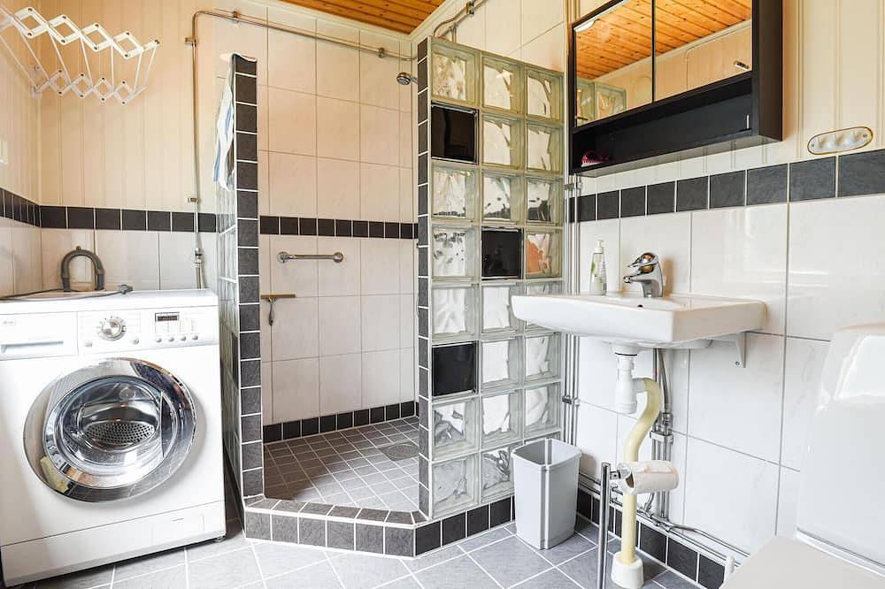 3 bedroom amazing home in Vänersborg in Vänern