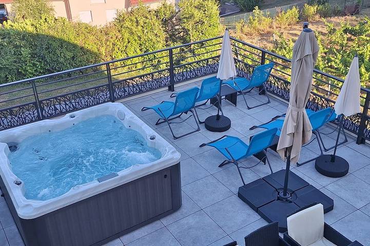 Location de vacances pour 9 personnes, avec Jacuzzi à Montain (Jura)
