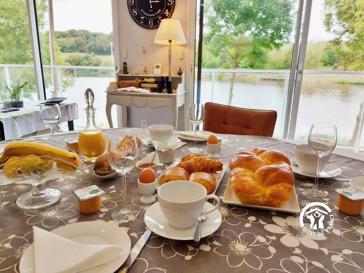 Suite familiale avec 2 chambres, petit-déjeuner inclus, salon privatif, proche Laval et Château-Gontier in Fromentières, Mayenne