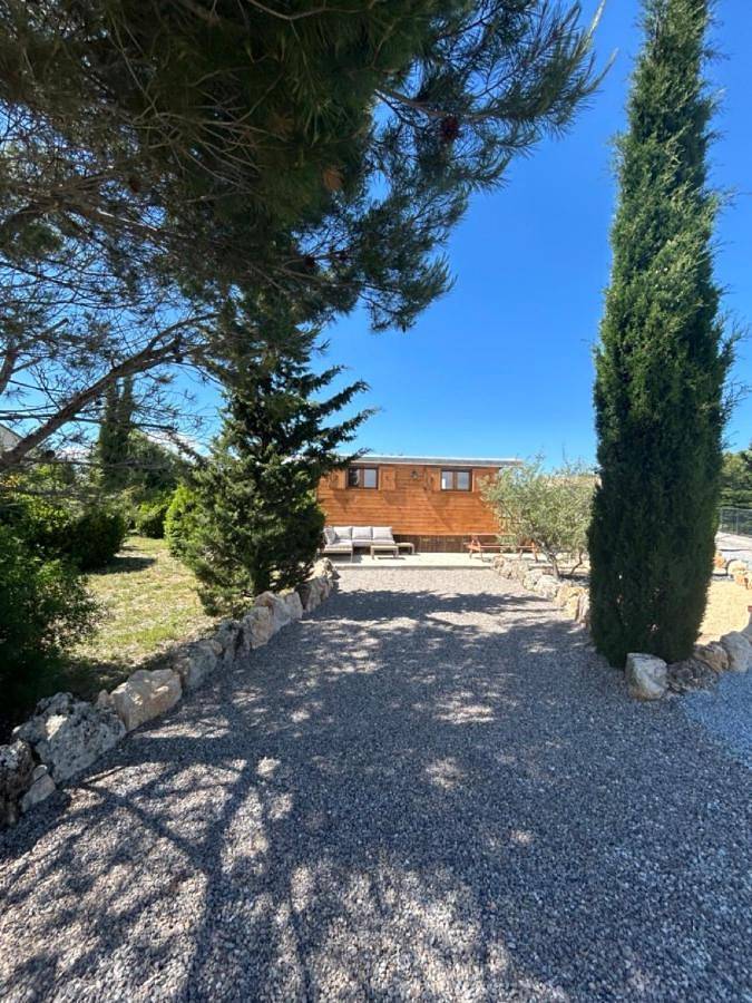 Parc de vacances pour 3 personnes, avec terrasse et piscine ainsi que jardin et vue à Assignan