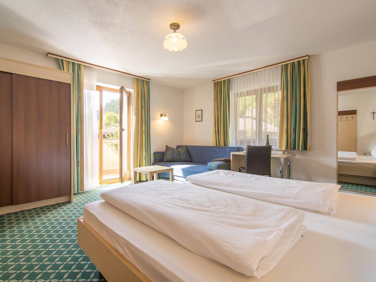 Geräumiges Ferienhaus mit Skibus vor der Tür in Tuxer Alpen, Aschau im Zillertal