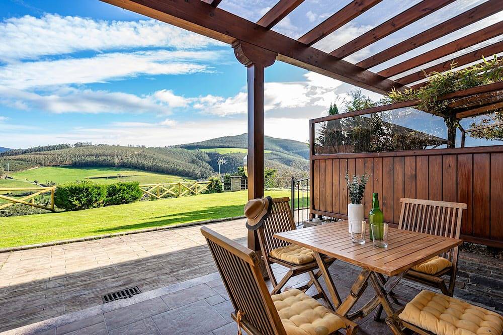 Apartamento entero, Apartamento 'L De Alborada Del Eo' con vistas a la montaña, terraza privada y Wi-Fi in Vegadeo, Costa Verde