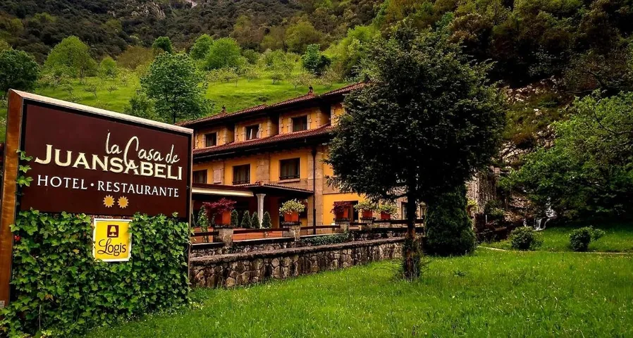 Hotel para 2 personas, con terraza además de vistas y jardín - 1