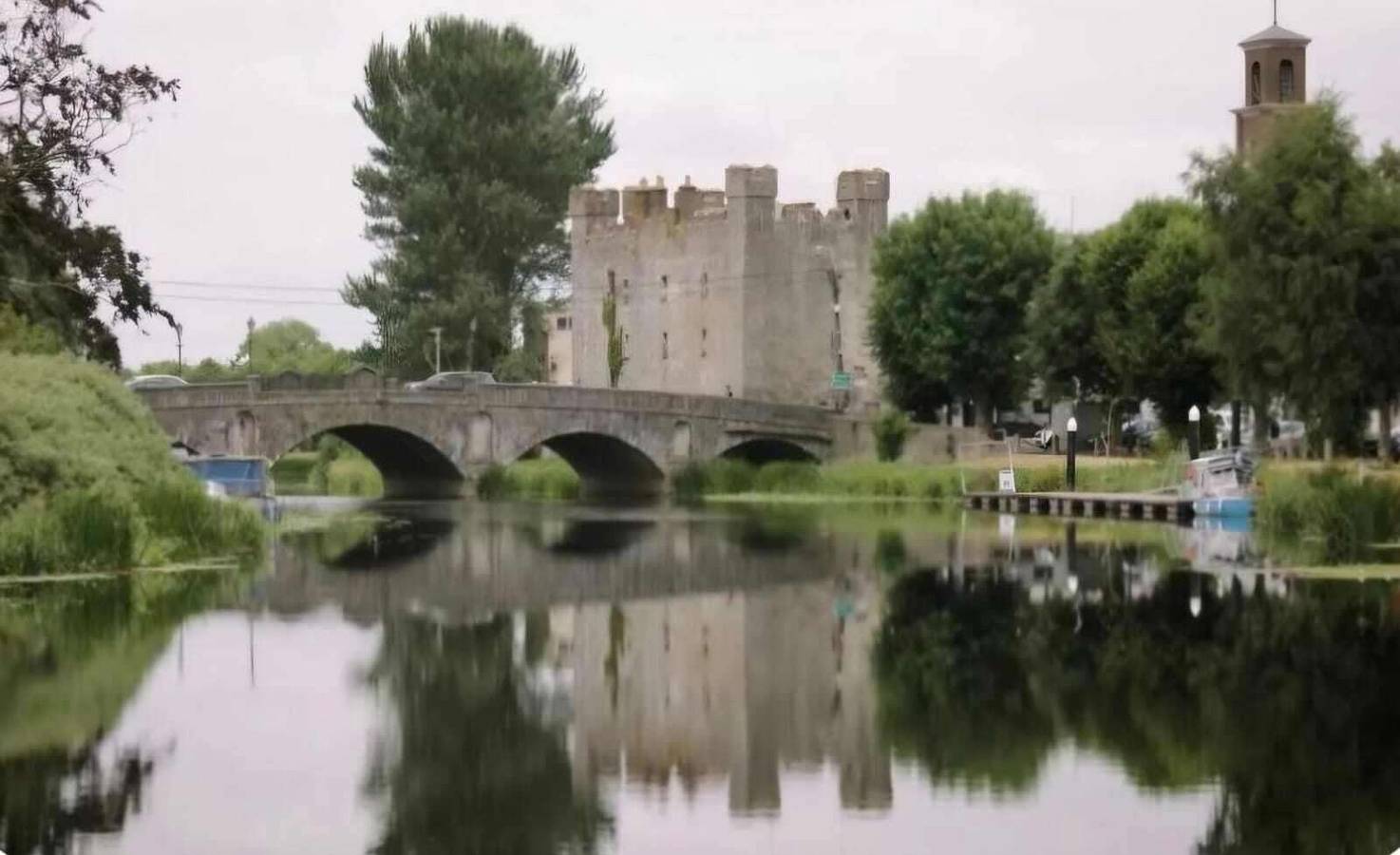 Entire holiday apartment, 3Br Apartment - Sleeps 7 - Free Parking - Athy in County Kildare