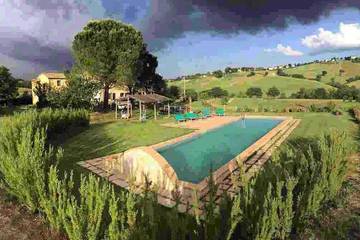 Gîte pour 10 personnes, avec jardin et terrasse à Loro Piceno