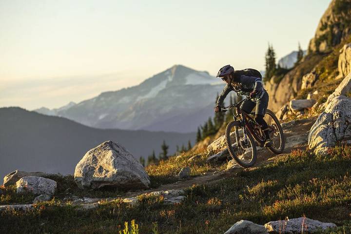 Glamping for 4 people, with hot tub and balcony in Whistler