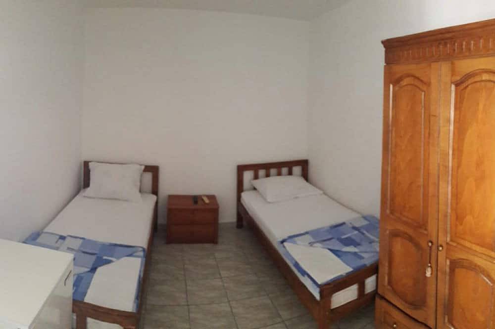 Appartement entier, Triple room with it's own bathroom and balcony. in Budva, Municipalité de Budva