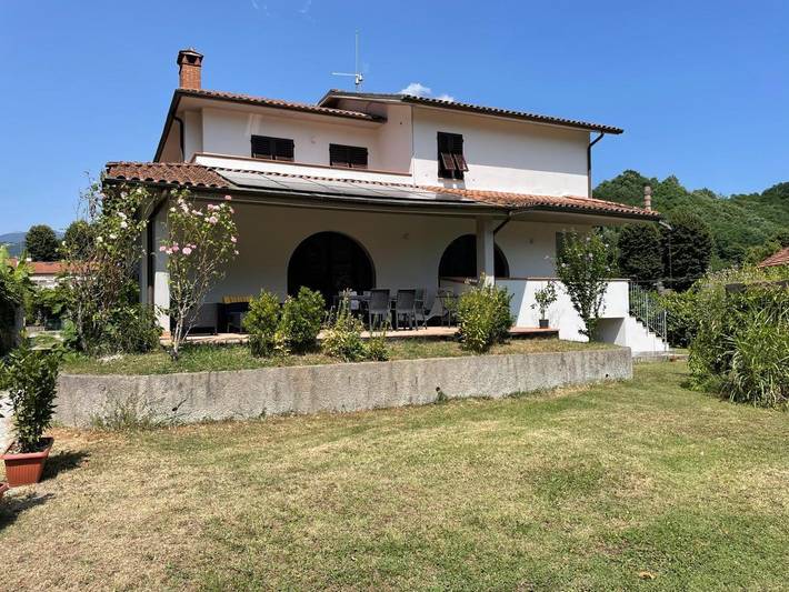 Location de vacances pour 6 personnes, avec jacuzzi ainsi que jardin et piscine à Barga - 4