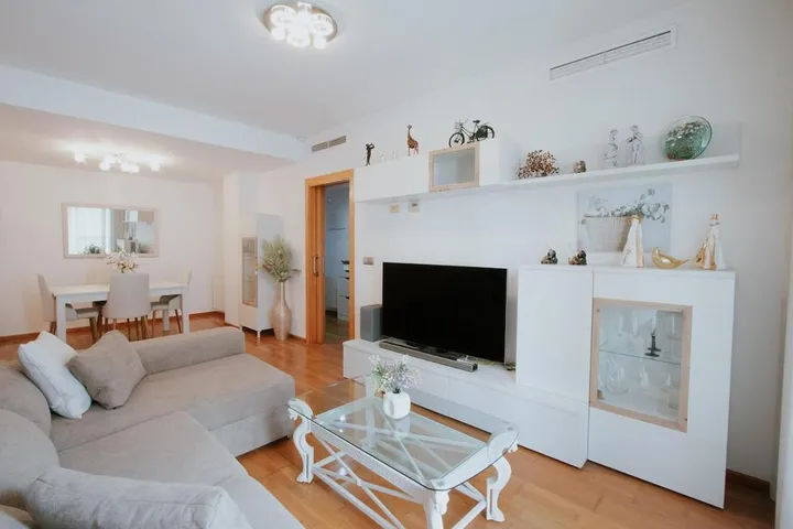 Apartamento de vacaciones para 6 personas, con balcón además de jacuzzi y piscina - 1