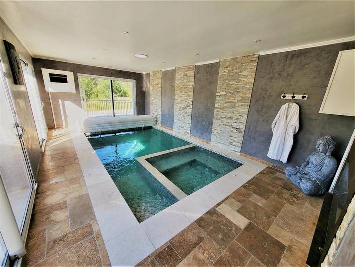 Location de vacances pour 8 personnes, avec balcon ainsi que piscine et jacuzzi à Peyroules