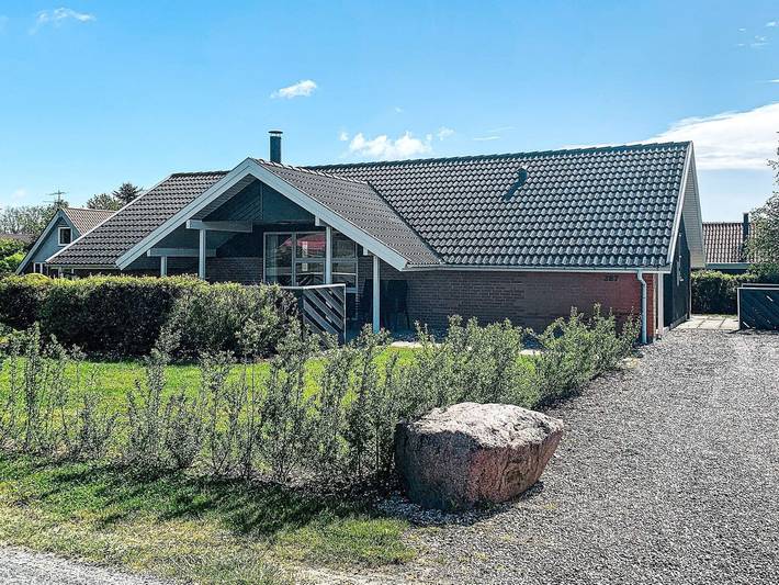 Ferienhaus für 10 Personen, mit Whirlpool und Terrasse sowie Garten und Pool in Pøt Strandby