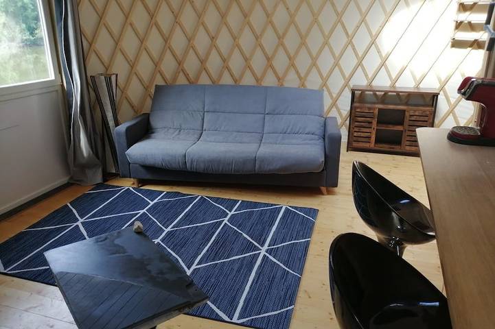 Yourte contemporaine  au bord d'un étang (pêche)  Tout Nouveau in Saint-Yan, Région de Charolles