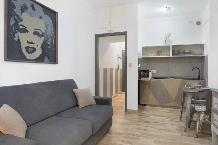 Appartamento intero, Appartamento 'Lally's Nest' con terrazza privata, Wi-Fi e aria condizionata in Rapallo (Città), Rapallo