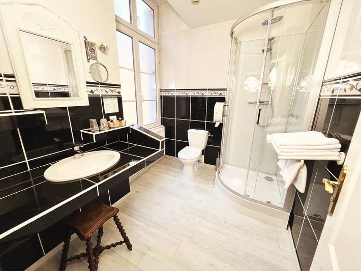 Hôtel pour 5 personnes, avec piscine et terrasse, animaux acceptés dans Lac de la Liez - 4