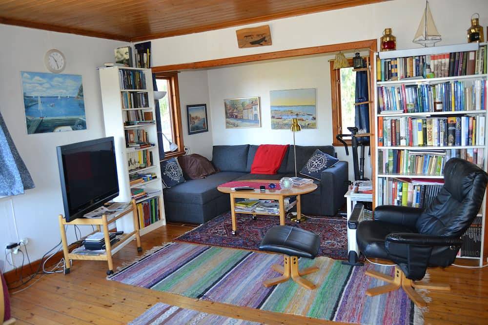 Ferienhaus mit Blick auf den See, zentrale Lage Värmdö. rowboat in Mörtnäs, Stockholmer Schärengarten