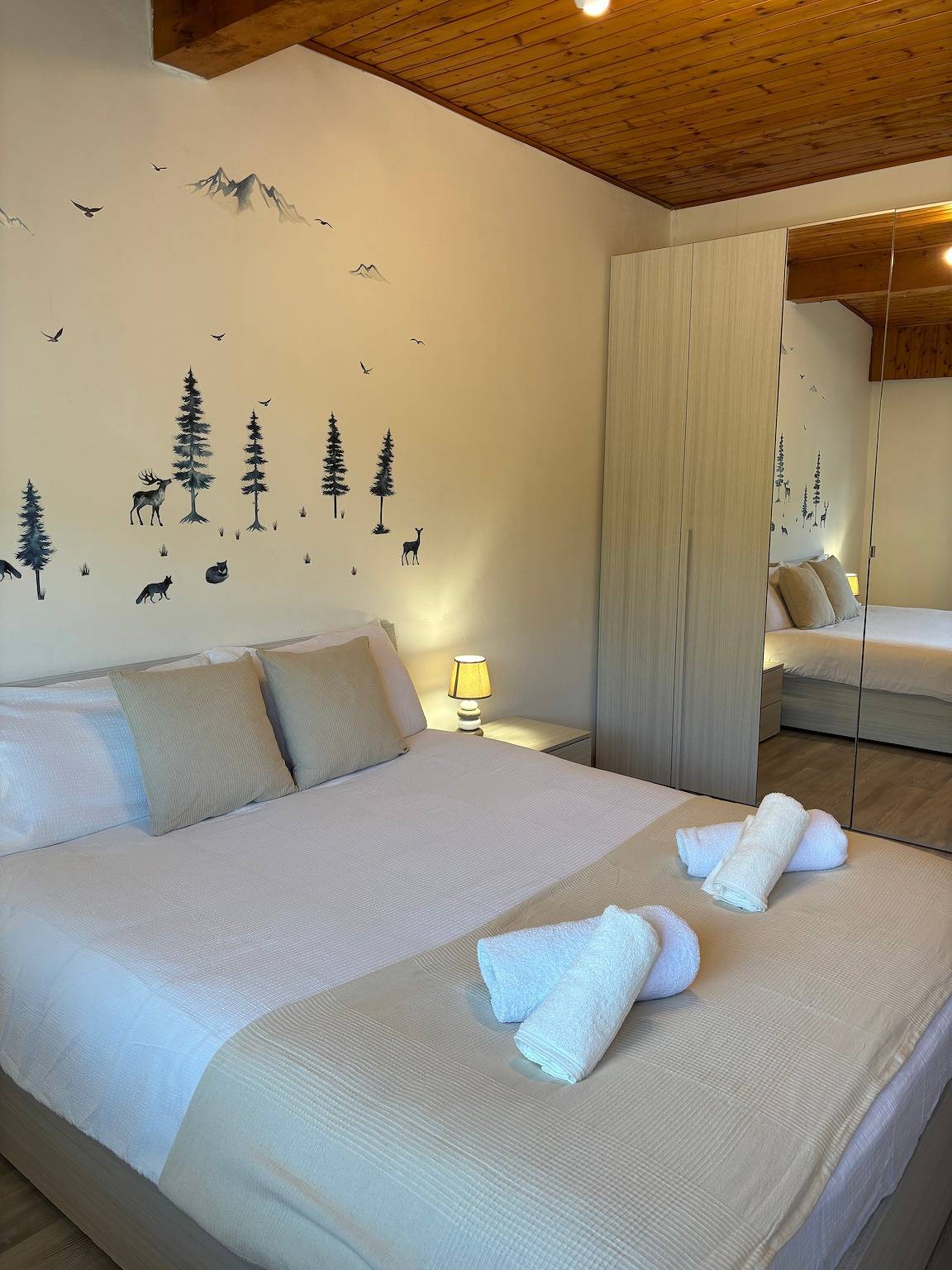 Ganze Wohnung, San Valentino Lodge: Panoramablick auf die Berge, Natur & überdachter Parkplatz in Brentonico, Gardasee-Berge