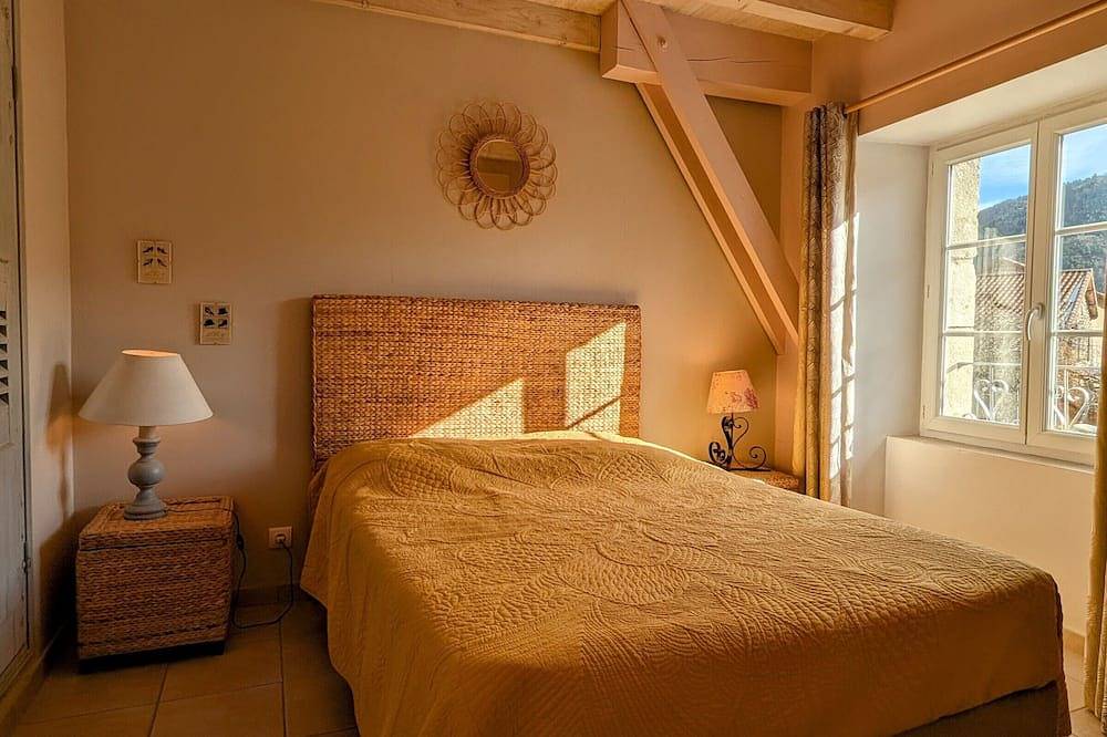 Gîte familial au cœur des gorges de la Loire avec équipements bébé et loisirs extérieurs in Lavoûte-sur-Loire, Haute-Loire