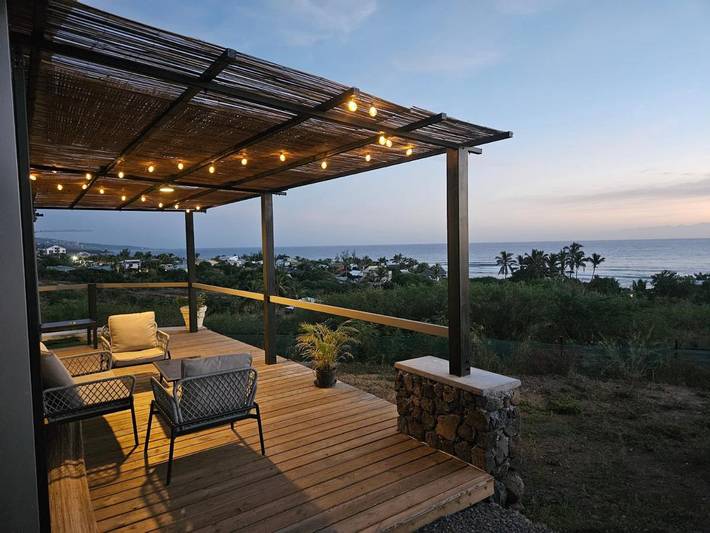 Location de vacances pour 2 personnes, avec vue ainsi que terrasse et jardin à Les Trois-Bassins - 4