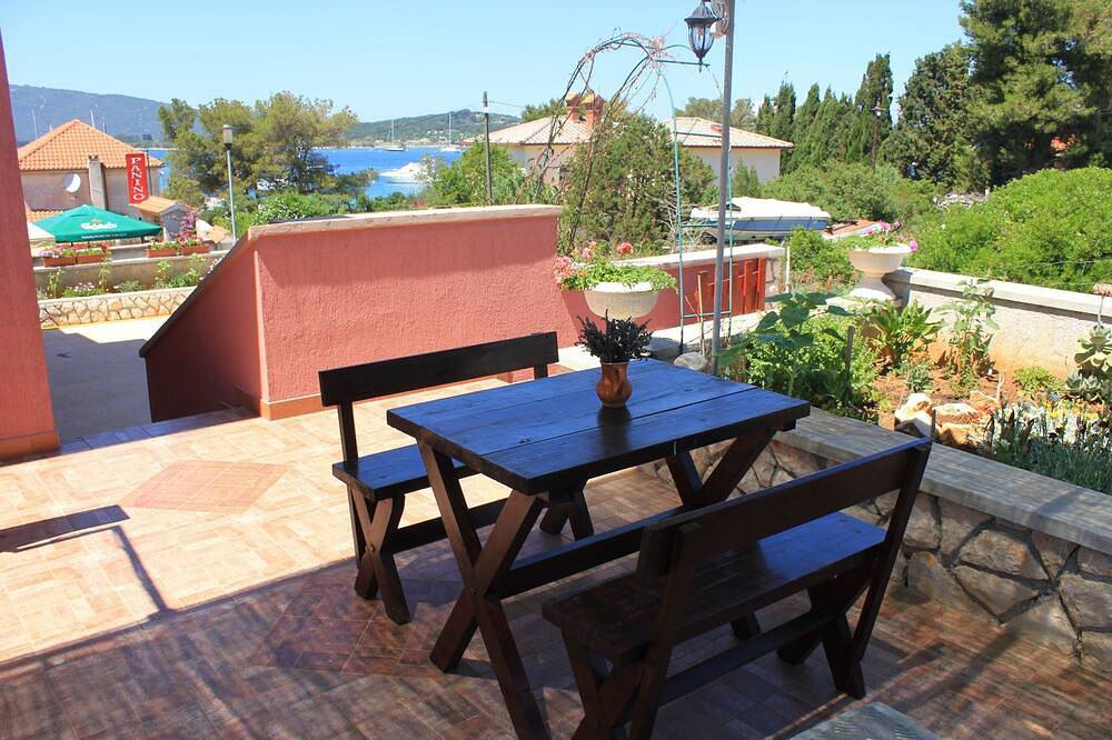 Ganze Wohnung, 1-Zimmer-Ferienwohnung mit Terrasse und Meerblick Ilovik, Losinj (A-8069-a) in Lošinj